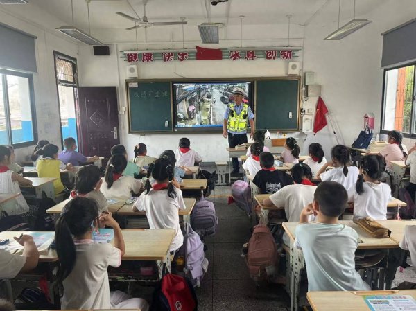 点点金 “礼包”进课堂 安全记心上武汉江夏交警开讲 “护苗” 第一课